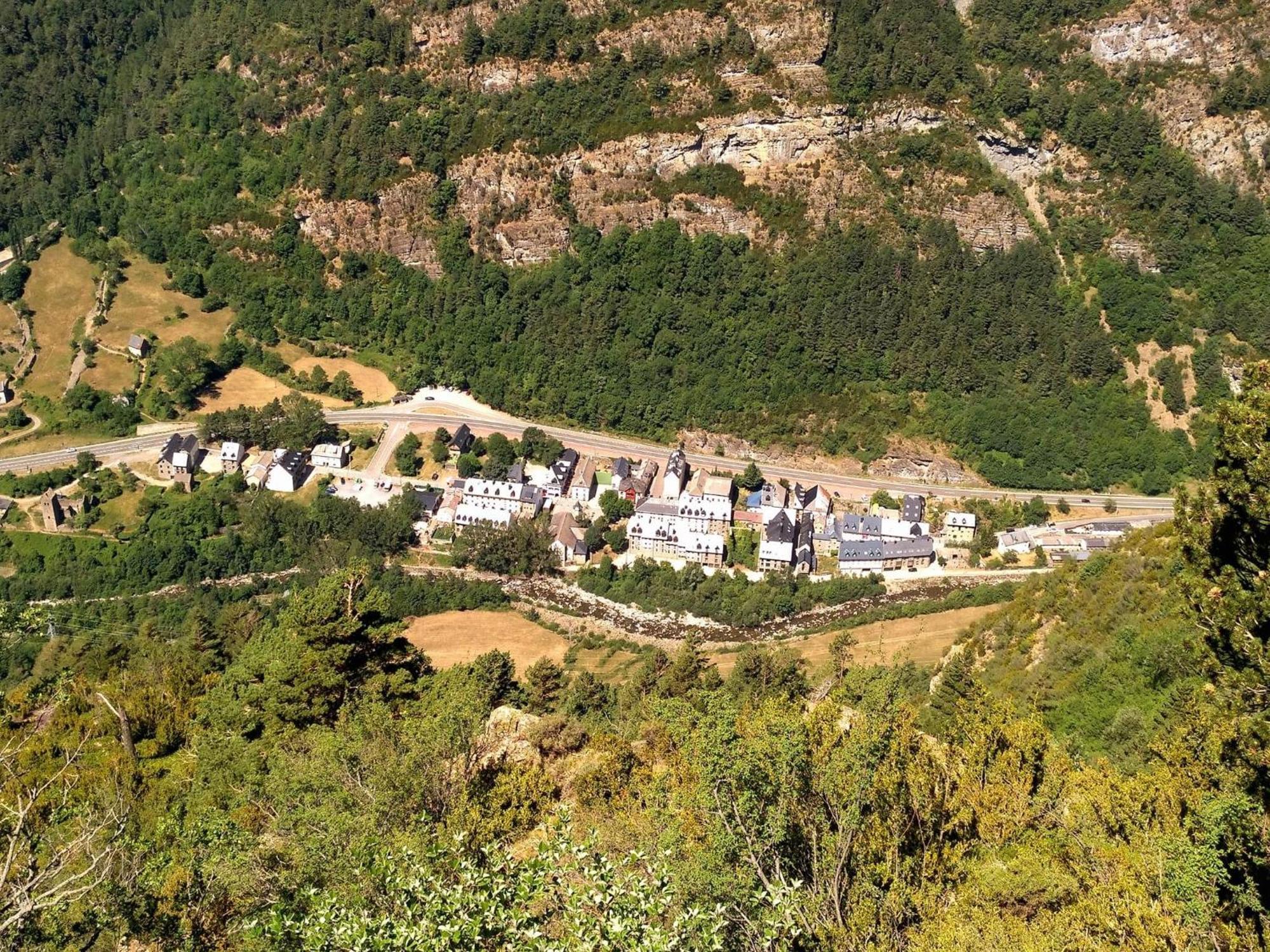 Calmfranc Atico Abuhardillado Con Vistas Al Rio Y La Montana Avistamiento De Ciervos En Canfranc Pueblo Exterior photo